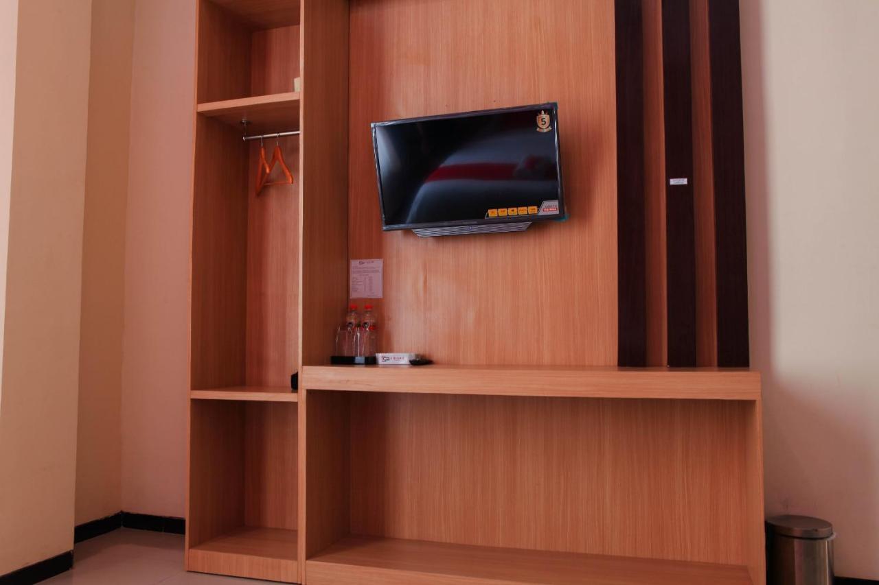D'Shario Hotel Kepanjen マラン エクステリア 写真